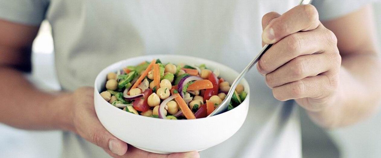 Un home come alimentos que son bos para a potencia