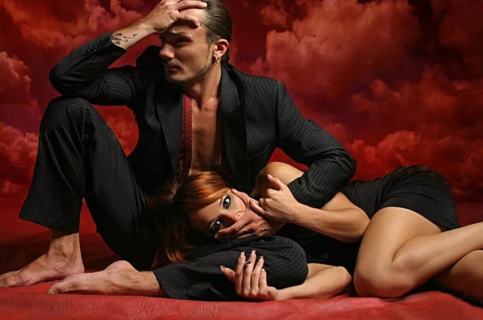 Unha muller intenta persuadir a un home para que lle masajee o punto G